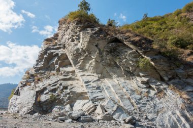 Hindistan 'ın uttarakhand eyaletinde yol boyunca genişleyen kayalık bir tepe..