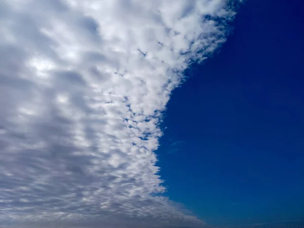 Cielo Azul Medio Cubierto Con Nubes Blancas Dehradun Uttarakhand India — Foto de Stock