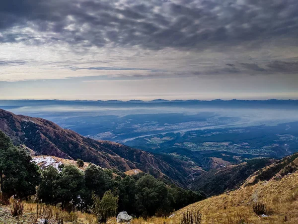 Mussoorie, Uttarakhand, Hindistan. Mussoorie 'deki bir tepeden Dehradun şehir vadisinin manzarası..