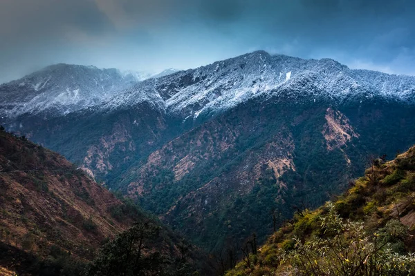 Snow 'un, Chamoli Garhwal, Uttrakhand' ın Okhimath bölgesindeki dağları kaplayan güzel bir fotoğrafı. Hindistan.