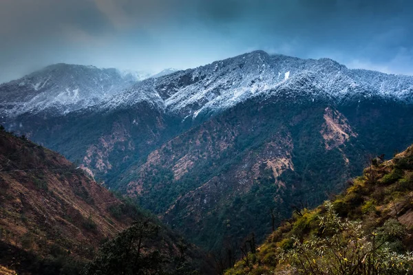 在乌特拉汗德查莫利加尔瓦尔的Okhimath地区 一个美丽的雪景覆盖着高山 — 图库照片