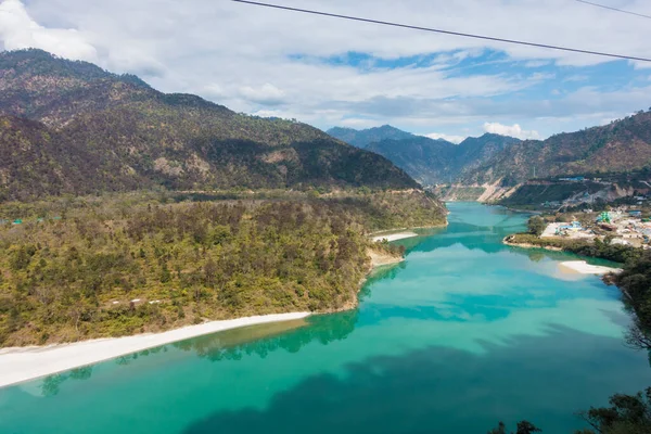Uttarakhand, Hindistan 'ın Garhwal bölgesinde Srinagar ve Rudraprayag arasındaki Alaknanda Nehri. 21 Ocak 2022.