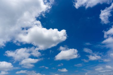 Uttarakhand Hindistan 'ın mavi gökyüzünde farklı şekillerde beyaz bulutlar oluşuyor. .