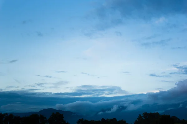 Různé Tvary Bílých Mraků Tvořící Modré Obloze Uttarakhand Indie Stromy — Stock fotografie