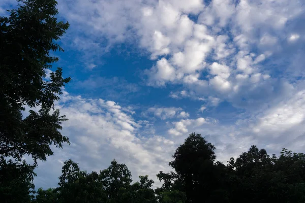 Uttarakhand Hindistan Mavi Gökyüzünde Farklı Şekillerde Beyaz Bulutlar Oluşuyor Önünde — Stok fotoğraf