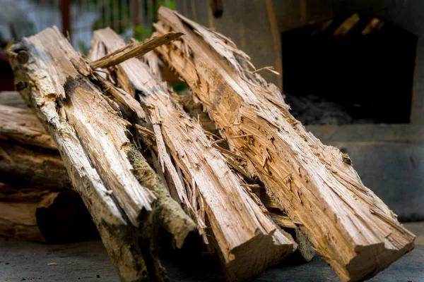Yemek pişirmek için şöminede kullanılan yakın çekim odun vesaire..