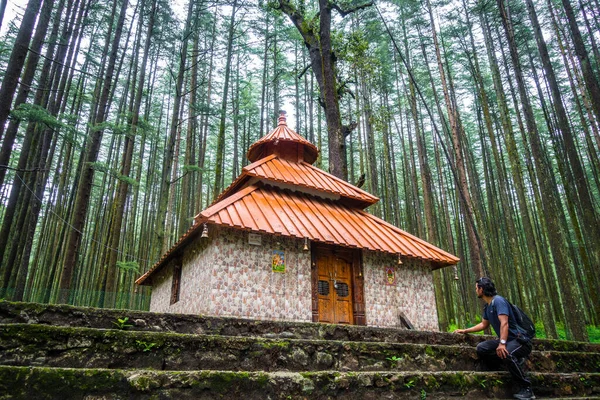 21 Temmuz 2021 Uttarakhand. Deodar Ormanı 'nın ortasında, güzel bir tapınağın merdivenlerinde oturan adam Hindistan' ın kuzeyindeki Aşağı Himalaya bölgesinde bulunan Lord Shiva Koneshwar Mahadev Tapınağı Dewalsari 'ye ithaf edilmiştir..