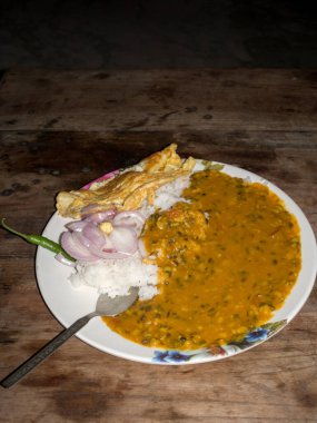 Bir Kuzey Hint evinin yakın çekimi öğle yemeği servisi yaptı. Dehradun, uttarakhand Hindistan.