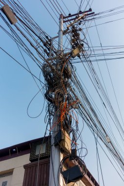 Hindistan 'da elektrik direkleri aşırı kalabalık kablolar ve dağıtım kutusuyla dolu..