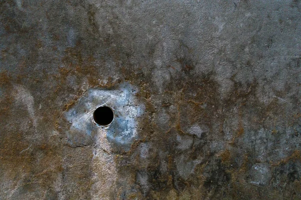 Okrągły Otwór Rury Starej Wietrznej Ścianie Betonowej Algami Uttarakhand Indie — Zdjęcie stockowe