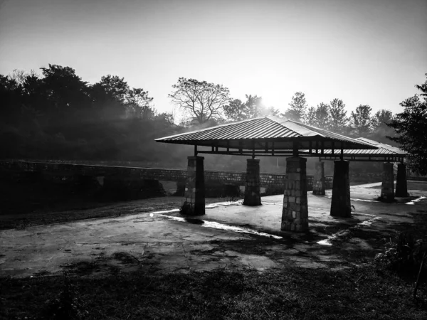 Monokromatisk Bild Ett Lusthus Eller Trädgårdsskjul Morgonen Med Dimma Uttarakhand — Stockfoto