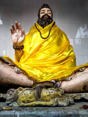 15 Şubat 2020. Tapkeshwar Mahadev Tapınağı. Dehradun şehri, Hindistan. Kadim bir Hint Yogi renkli heykeli. Kutsanmış bir el kaldırmış..