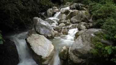 Hindistan 'ın kırsal kesimlerinde tepeden aşağıya doğru akan bir nehrin geniş açılı görüntüsü..