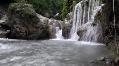 Nehir akıntısının yakın çekim görüntüsü. Güçlü akım hızla akıyor