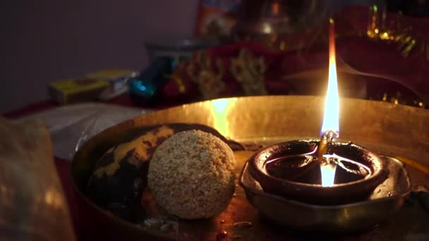 Zbliżenie Diya Gliniana Lampa Olejowa Płonącymi Pałeczkami Podczas Rytuału Religijnego — Wideo stockowe