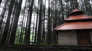 Kuzey Hindistan 'daki Himalaya bölgesinde Lord Shiva' ya adanmış Deodar Ormanı 'nın ortasında güzel bir tapınak..