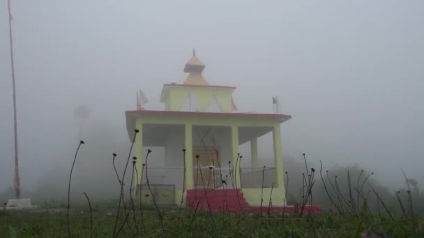 Pequeno Templo Hindu Cercam Com Densa Névoa Topo Colina Norte — Vídeo de Stock