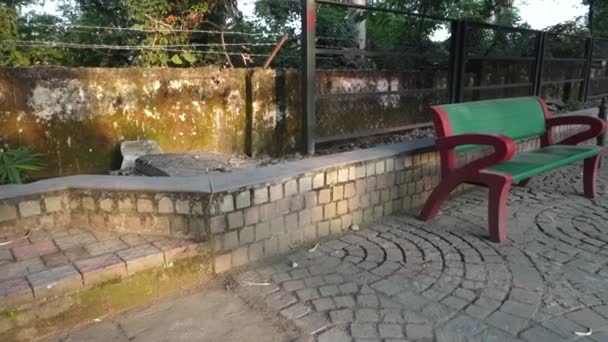 Een Shot Van Lege Kleurrijke Voetpad Kant Park Bankje India — Stockvideo