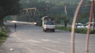 Editör, Tarih: 3 Kasım 2021 Konum: DehraDun India. Malları taşıyan küçük bir yük aracı yaklaşıyor.