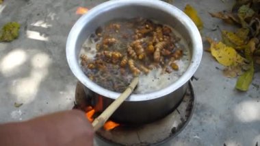 Zerdeçal kökünün büyük bir tencerede kaynatıldığı yakın çekim. Zerdeçal Curcuma longa kökünden gelen yaygın bir baharattır. İçinde 
