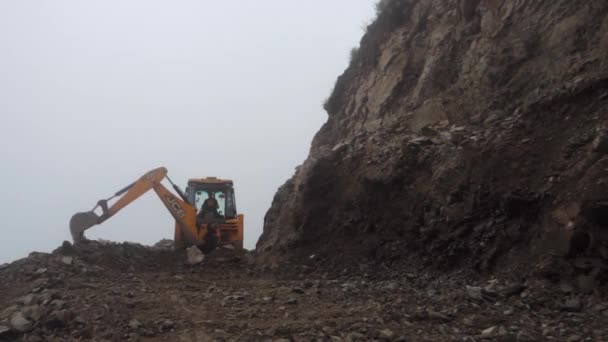 2022年2月26日地点 Dehradun India 印度北部希马拉扬地区发生巨大山体滑坡后的液压起重机清路 — 图库视频影像