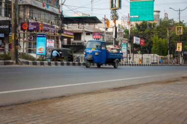 13 Nisan 2022, Dehradun Şehri Uttarakhand Hindistan. Geleneksel mavi üç tekerlekli çekçek sokaklarda mal taşıyor..