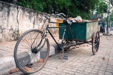 13 Nisan 2022, Dehradun Şehri Uttarakhand Hindistan. Şehirde yol kenarındaki çöpleri taşımak için hijyenik işçiler tarafından kullanılan üç tekerlekli bisikletin yakın çekimi. Nagar Nigam Dehradun Hükümet Departmanı.