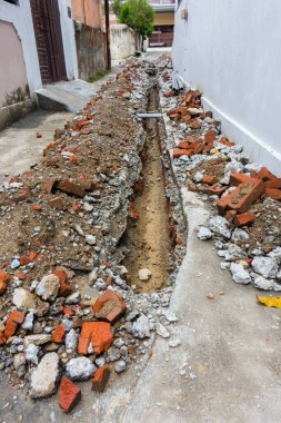 23 Mayıs 2022, Dehradun şehri Hindistan. Şehirde içme suyu boruları döşemek için sokakları kazıyoruz..