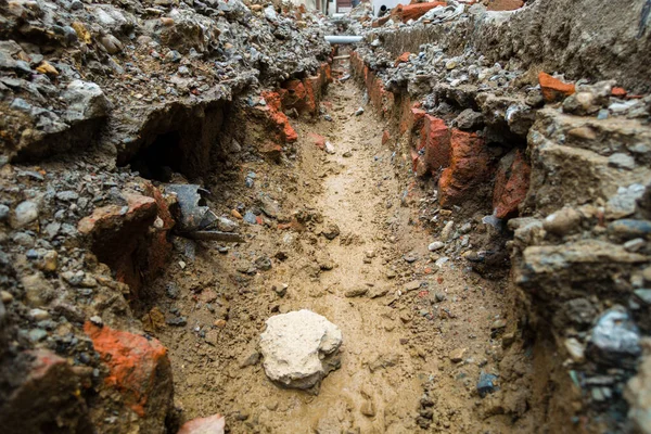 23 Mayıs 2022, Dehradun şehri Hindistan. Şehirde içme suyu boruları döşemek için sokakları kazıyoruz..