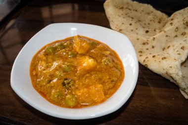 Ev yapımı Matar Paneer, Rumali Roti 'nin ünlü Kuzey Hindistan mutfağıyla servis edilir. Uttarakhand Hindistan.