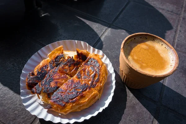 Grilled Bun Butter Muska Bun Hot Indian Spiced Tea Served — Stock Photo, Image