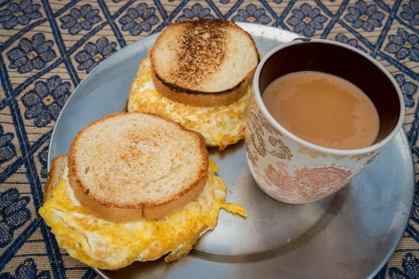 Pão Alho Grelhado Omelette Sand Bruxa Com Chá Uttarakhand Índia — Fotografia de Stock