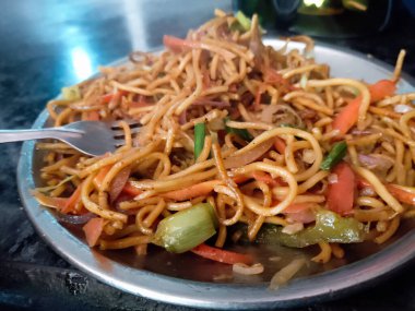 Yol kenarındaki tezgahta sebzeli erişte ya da Chowmein yakın çekim. Uttarakhand Hindistan 'ın Dehradun kenti.