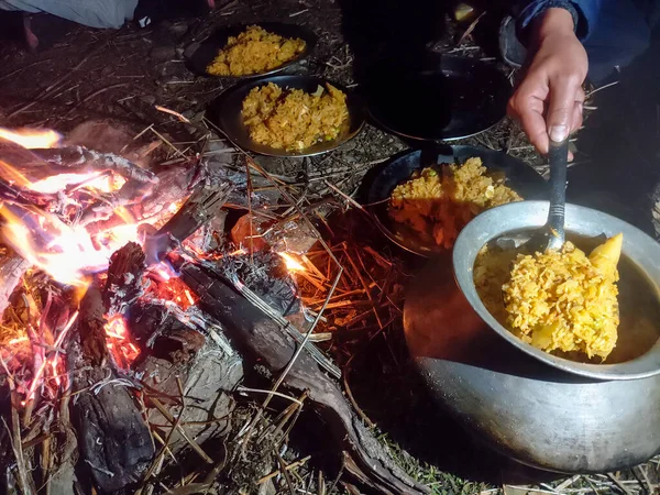在喜马拉雅山露营 单锅饭配菜饭 印度Uttarakhand地区Himalayan地区野外篝火夜间烹调 — 图库照片