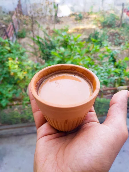 Mão Segurando Hot Indian Chá Temperado Servido Copo Panela Barro — Fotografia de Stock