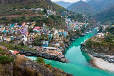 24 Ocak 2022. Uttarakhand Hindistan. Devpray 'da nüfuz ya da sangam. Kutsal nehirler Bhagirathi ve Alaknanda birleşir ve Ganga adını alır..