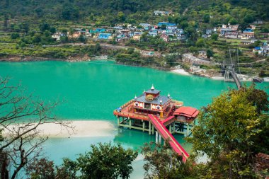 24 Ocak 2022. Rudraprayag Uttarakhand Hindistan. Dhari Devi Mandir, Hindistan 'ın Uttarakhand bölgesindeki Alaknanda Nehri kıyısında bulunan bir Hindu tapınağı..