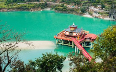 24 Ocak 2022. Rudraprayag Uttarakhand Hindistan. Dhari Devi Mandir, Hindistan 'ın Uttarakhand bölgesindeki Alaknanda Nehri kıyısında bulunan bir Hindu tapınağı..