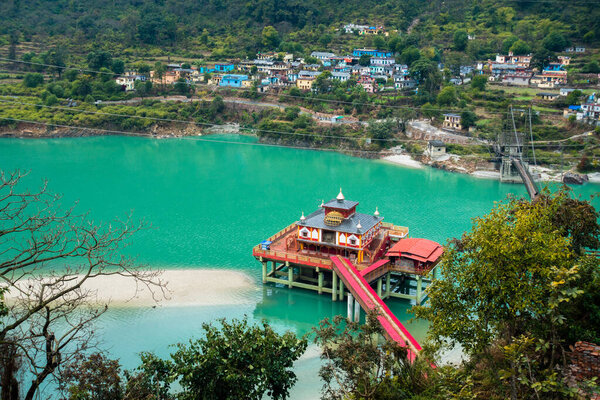 24 января 2022 года. Рудрапраяг Уттаракханд Индия. Дхари Деви Мандир, индуистский храм, расположенный на берегу реки Алакнанда в районе Гархвал Уттаракханд, Индия.