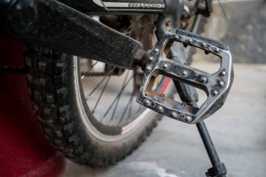 Sabit duran bisiklet pedalının yakından çekimi, Hindistan.