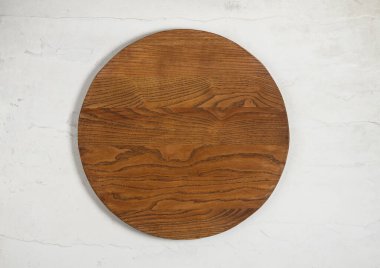 Beton zemin üzerinde ahşap yuvarlak tahta