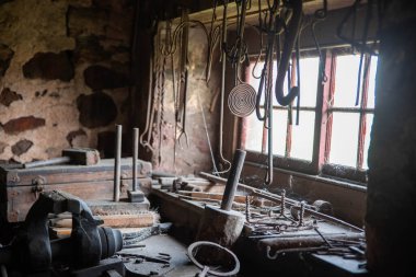 Metal çalışma aletleri bir Amerikan demirci dükkanında asılı duruyor.