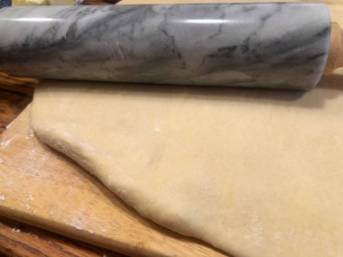 Geleneksel kırsal mutfak fırın ahşap tezgah ve yumuşak hamurlu tahta kesme ve kıvrımlı granit merdane. Artesanal his için sıcak bir ışıklandırma, kopyalama alanı olan insanlar yok.