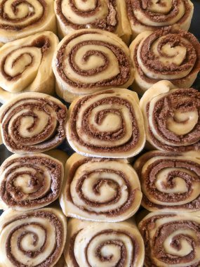 Nefis tarçınlı börekler taze hamur ve tarçınlı esmer şeker fırın için hazır.