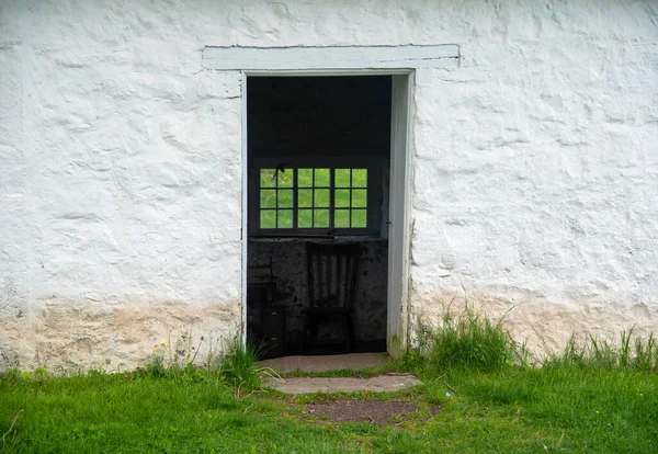 Θέα μέσα από ανοιχτή πόρτα στην αποικιακή αμερικανική πέτρα springhouse — Φωτογραφία Αρχείου