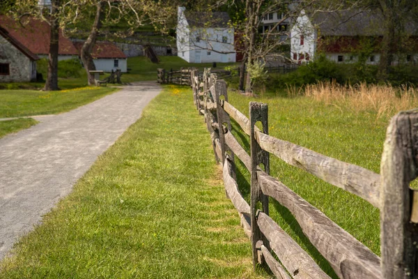 Valla de madera a lo largo de sendero conduce a la aldea colonial americana. —  Fotos de Stock