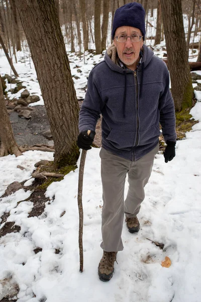 Bela Floresta Inverno Fundo Ativo Caminhante Masculino Caucasiano Sênior Com — Fotografia de Stock