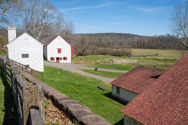 Colonial American rural village landscape with white stone buildings —  Fotos de Stock