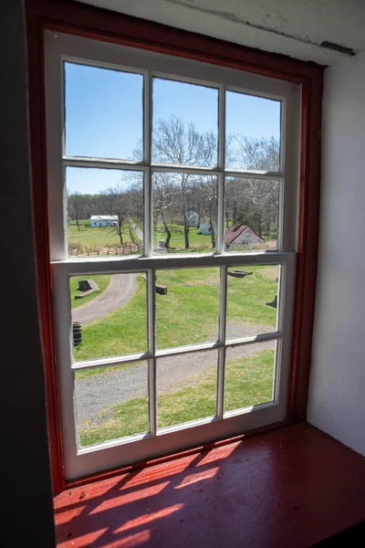 殖民时期的美国乡村小巷和建筑物 透过一个古老的红色12窗玻璃的宾夕法尼亚窗户 阳光流淌而过 复制空间 没有人 — 图库照片