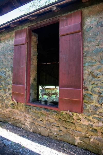 Beautiful Colonial Pennsylvania Stone Barn Large Open Window Red Shutters — Stock Photo, Image